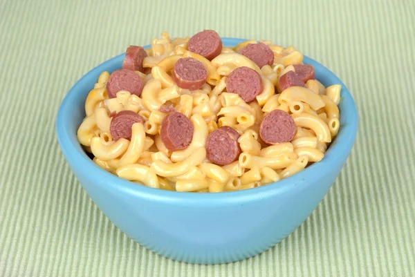 Bowl of macaroni and cheese with hotdog slices — Stock Photo, Image