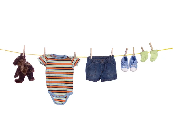 Vêtements bébé suspendus sur corde à linge — Photo