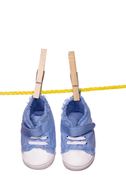 Sapatos de bebê pendurados em um varal — Fotografia de Stock