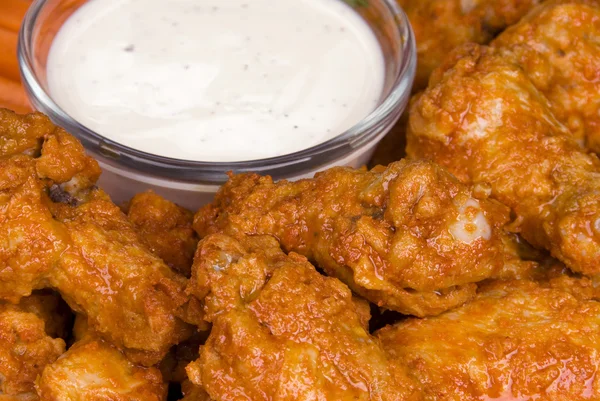Hot wings with dipping sauce — Stock Photo, Image