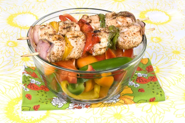 Chicken kebob skewers with bell peppers — Stock Photo, Image