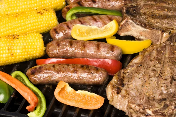 Steak vom Grill, Bratwurst und Mais auf dem Maiskolben — Stockfoto