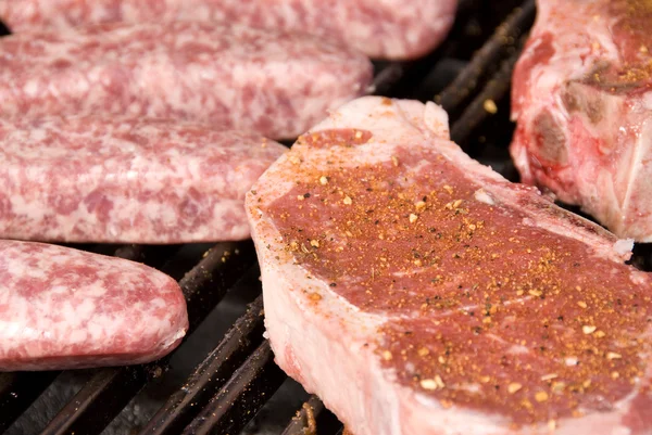 Rohe Steaks und Bratwurst — Stockfoto