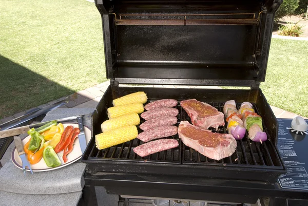 Barbecue met steaks, brats kip en maïs — Stockfoto