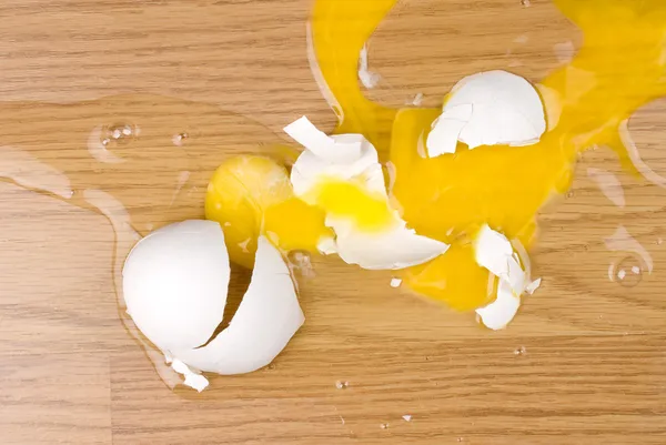 Dropped broken egg — Stock Photo, Image