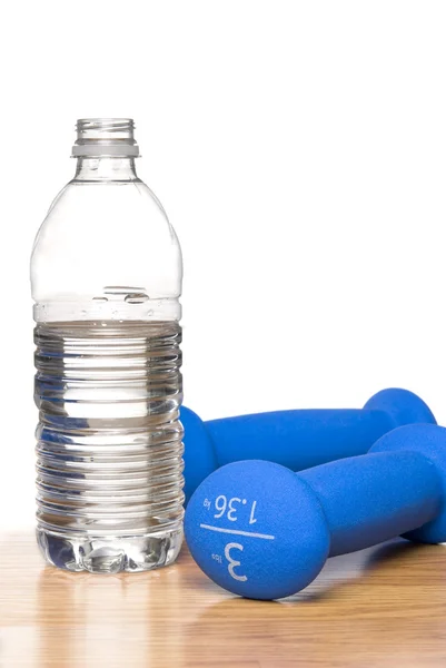 Equipamentos de exercício e garrafa de água — Fotografia de Stock
