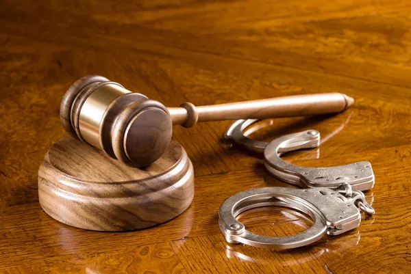 Gavel and handcuffs — Stock Photo, Image