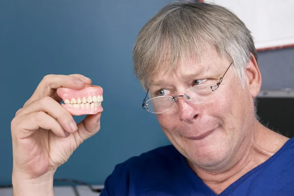 El hombre y sus prótesis dentales — Foto de Stock