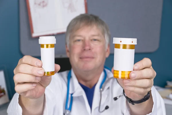 Arzt und Tablettenflaschen — Stockfoto