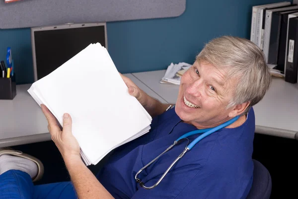 Lekarz posiadający duże rękopis — Zdjęcie stockowe