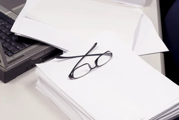Documento em branco e óculos de leitura — Fotografia de Stock