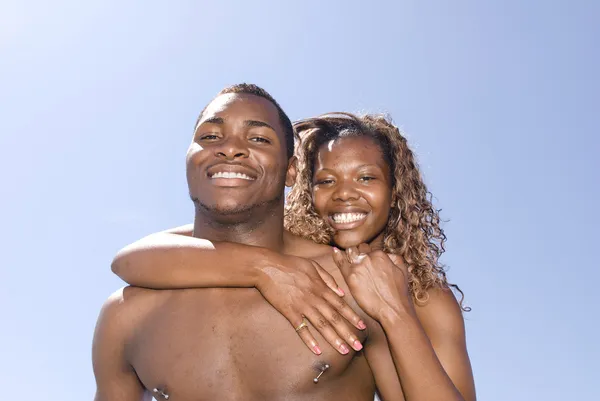 Afrikaanse Amerikaanse echtpaar omarmen — Stockfoto