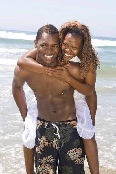 Afrikaanse Amerikaanse echtpaar op strand — Stockfoto
