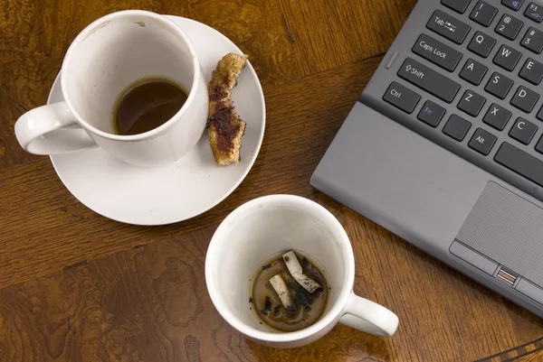 コーヒー ・ マグ、ノート パソコンとストレス — ストック写真