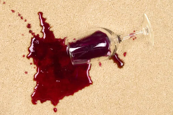 Пролитое вино на ковер — стоковое фото
