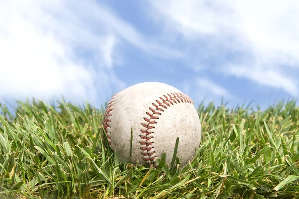 Baseball på gräs — Stockfoto
