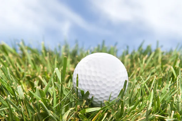 Μπάλα του γκολφ σε ακατέργαστη — Φωτογραφία Αρχείου