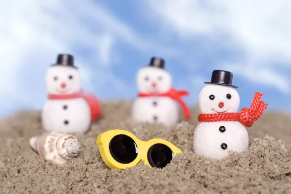 Bonecos de neve na praia — Fotografia de Stock