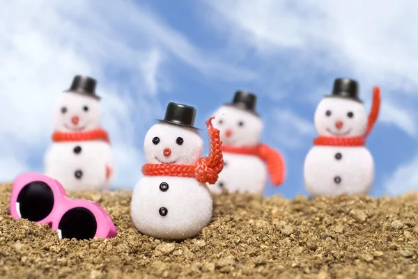 Snowmen on the beach — Stock Photo, Image