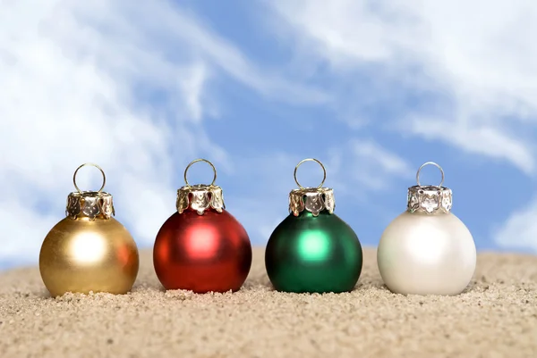 Ornamente de Crăciun pe plajă — Fotografie, imagine de stoc