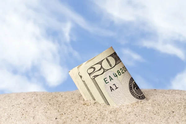 Dinheiro perdido na praia — Fotografia de Stock