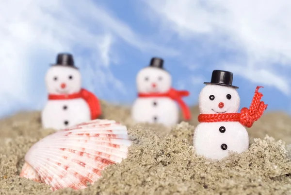 Снеговики в песке — стоковое фото