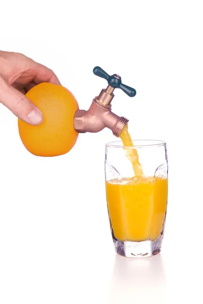 Ρίχνει χυμό πορτοκαλιού — Φωτογραφία Αρχείου