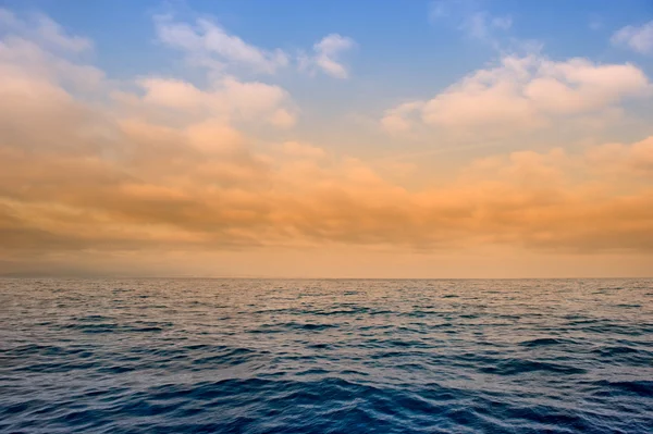 Облака над океаном — стоковое фото