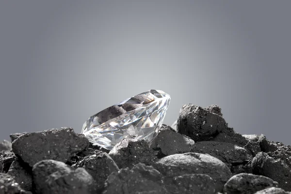 Алмаз в сыром — стоковое фото