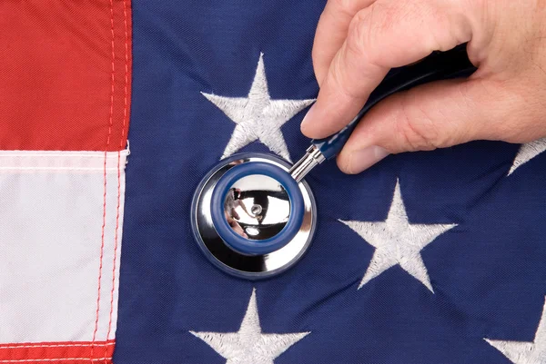Amerikan bayrağı ve stetoskop — Stok fotoğraf