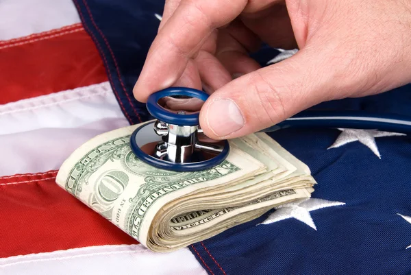 Bandeira americana e dinheiro com estetoscópio — Fotografia de Stock