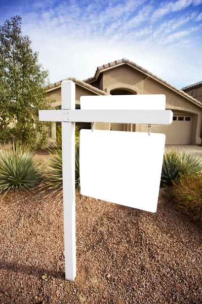 Boş ev satışı işareti — Stok fotoğraf