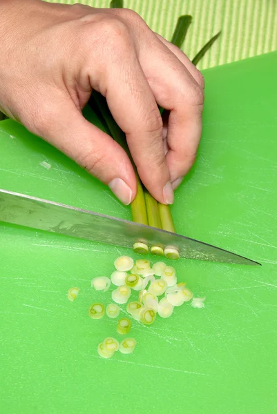 Picar cebollas verdes — Foto de Stock