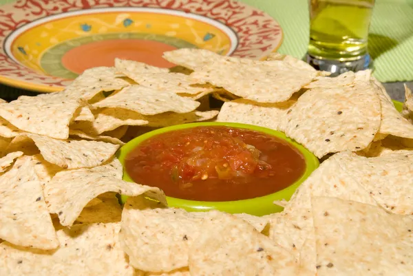 Chipsy tortilla świeże i salsy — Zdjęcie stockowe