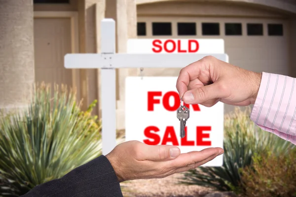 Realator entrega de llaves al comprador de casa —  Fotos de Stock