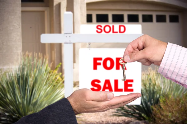 Fastighetsmäklare och hus nyckel — Stockfoto