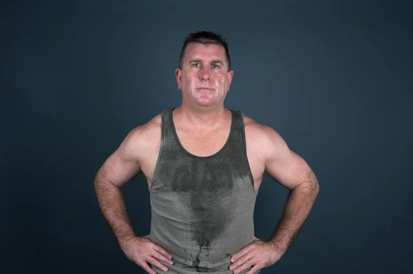 Потный мускулистый человек после тренировки — стоковое фото