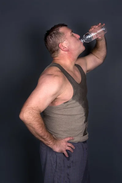 М'язова людина п'є воду — стокове фото