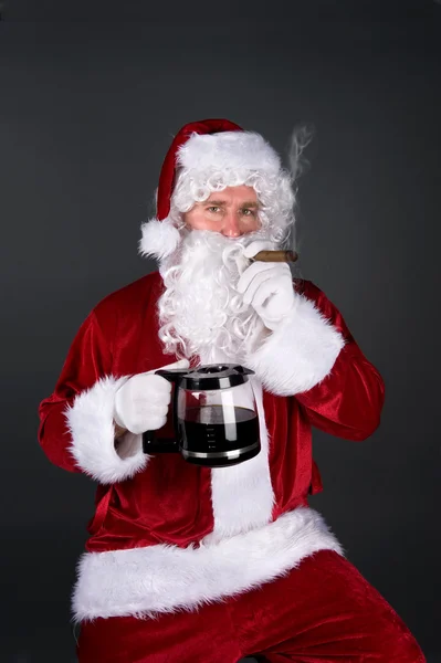 Санта-Клаус курит сигару и пьет кофе — стоковое фото