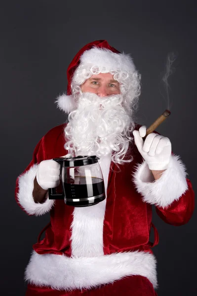Santa Claus fumando un cigarro y bebiendo café — Foto de Stock