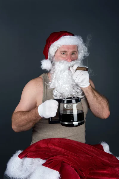 Santa Claus fumando un cigarro y bebiendo café — Foto de Stock