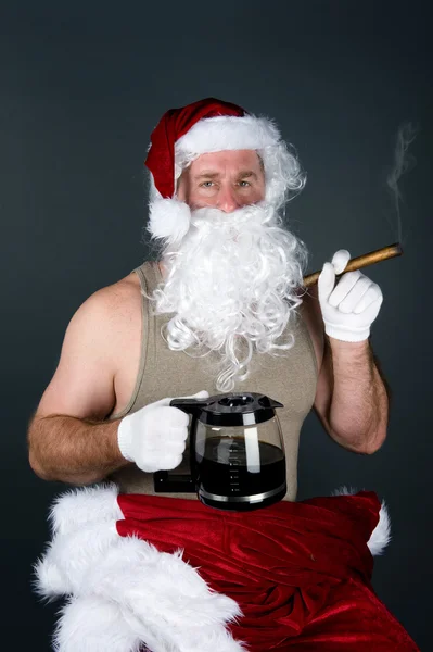 Weihnachtsmann raucht Zigarre und trinkt Kaffee — Stockfoto