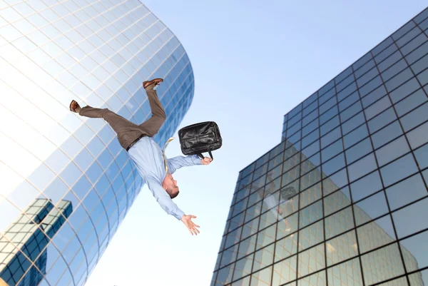 Человек, прыгающий со здания — стоковое фото