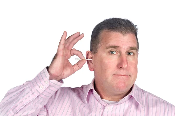 Mann reinigt Ohr mit Wattestäbchen — Stockfoto