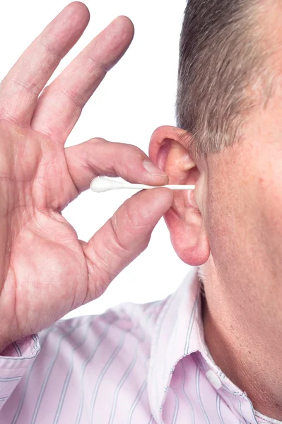 Adam pamuk bez ile kulak Temizleme — Stok fotoğraf