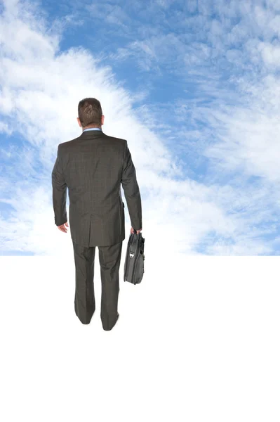 Uomo d'affari che cammina in cielo — Foto Stock