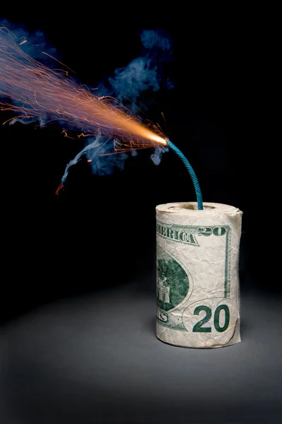 Dynamite contant geld met verlichte zekering — Stockfoto
