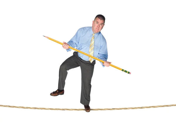 Бізнесмен балансує на жорсткій мотузці — стокове фото