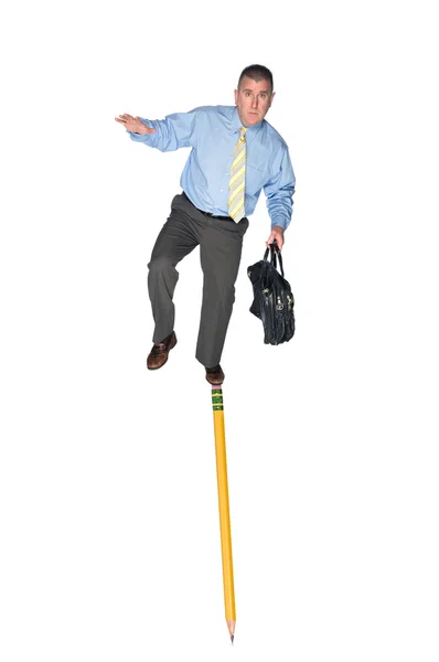 Бизнесмен балансирует на карандаше — стоковое фото
