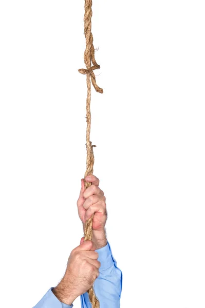 Бизнесмен, висящий на изношенной веревке — стоковое фото